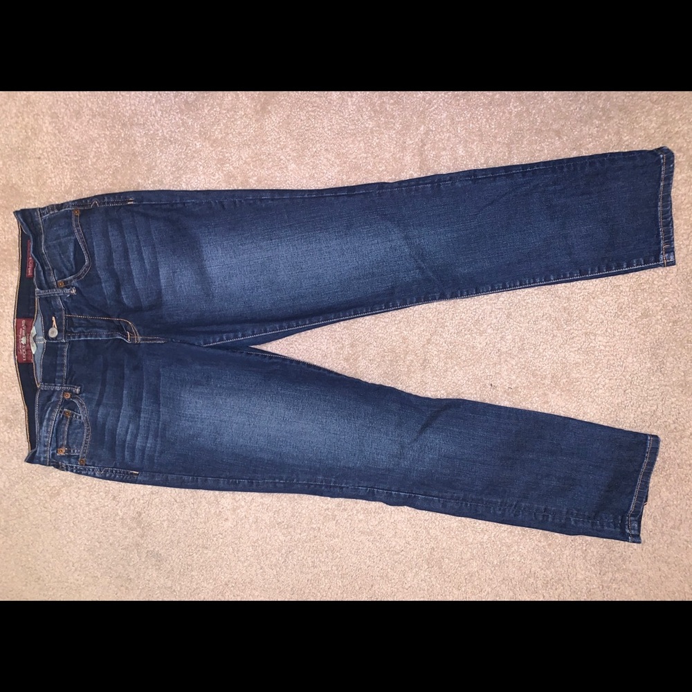 I am selling these dark washed Lucky Brand jeans.